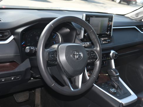 Used 2020 Toyota RAV4 Limited image 9