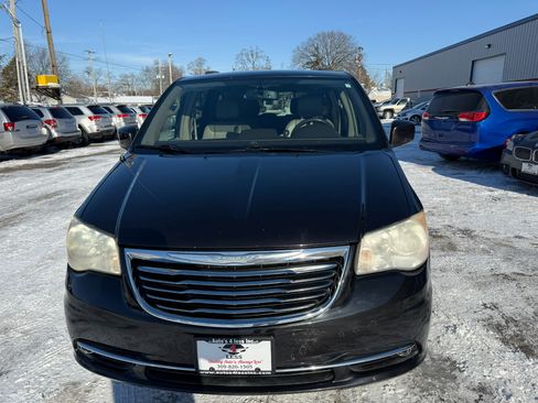 Used 2013 Chrysler Town & Country Touring image 4