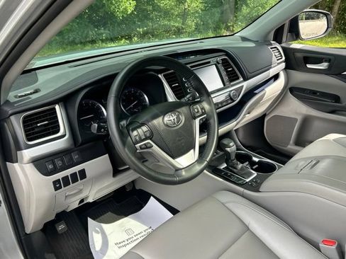 Used 2019 Toyota Highlander XLE AWD/4WD image 20