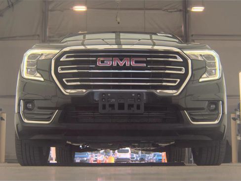 Used 2023 GMC Terrain SLT AWD/4WD image 2