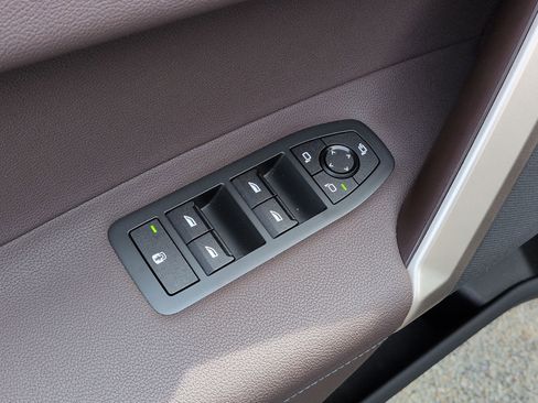 Used 2024 BMW iX xDrive50 w/ Sport Package image 15