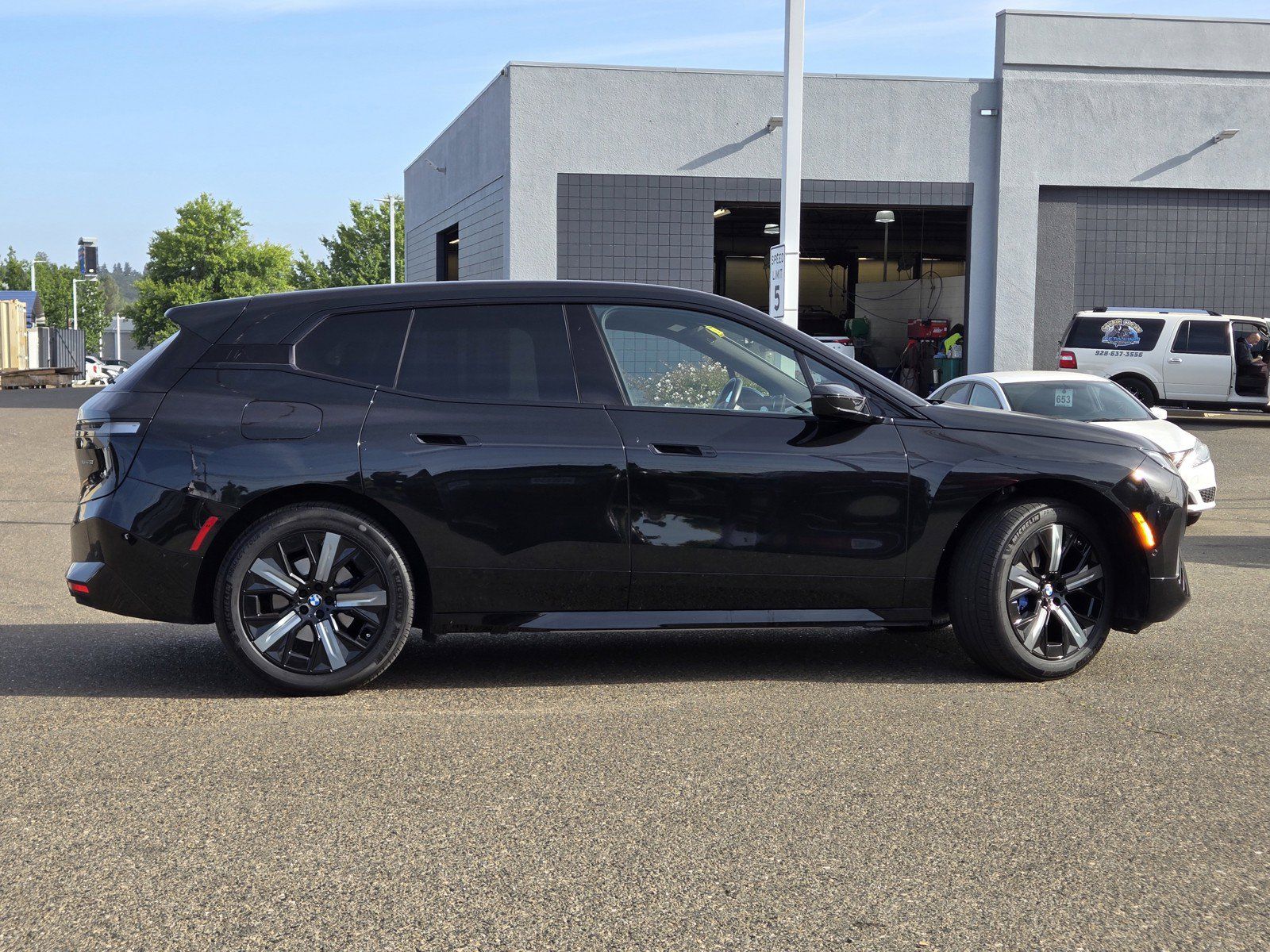 Used 2023 BMW iX xDrive50 w/ Sport Package AWD/4WD image 3