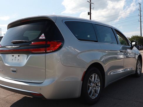 Used 2024 Chrysler Pacifica Touring-L FWD image 5