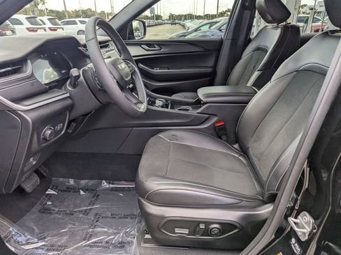 Used 2025 Jeep Grand Cherokee L Laredo image 24