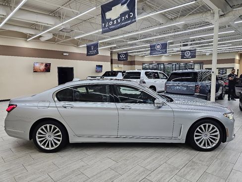 Used 2020 BMW 740i image 6