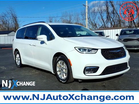 Used 2022 Chrysler Pacifica Touring-L image 1