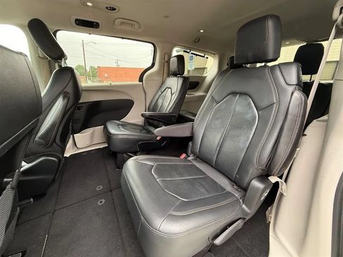 Used 2018 Chrysler Pacifica Touring-L FWD image 26