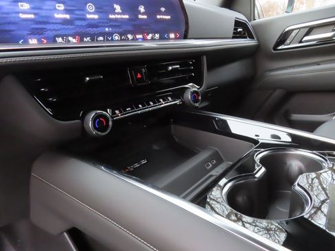 New 2026 Chevrolet Suburban Premier image 6