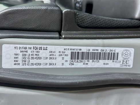 Used 2020 Jeep Grand Cherokee SRT image 33