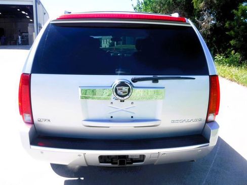 Used 2011 Cadillac Escalade Luxury image 16