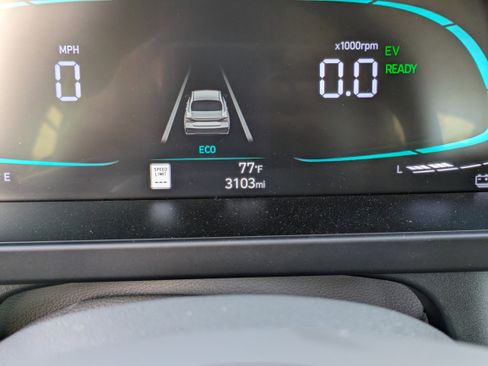 Used 2025 Hyundai Elantra Blue image 26