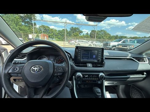 Used 2022 Toyota RAV4 LE image 10