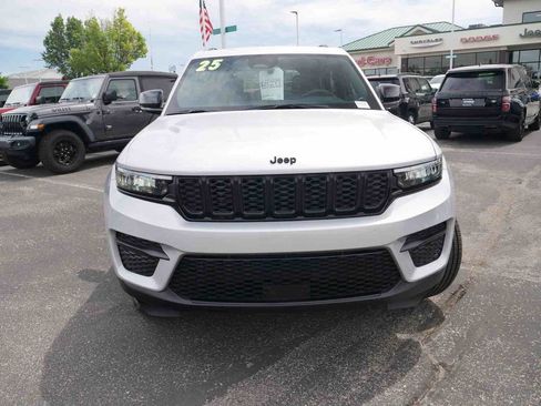 Certified 2025 Jeep Grand Cherokee Altitude AWD/4WD image 3