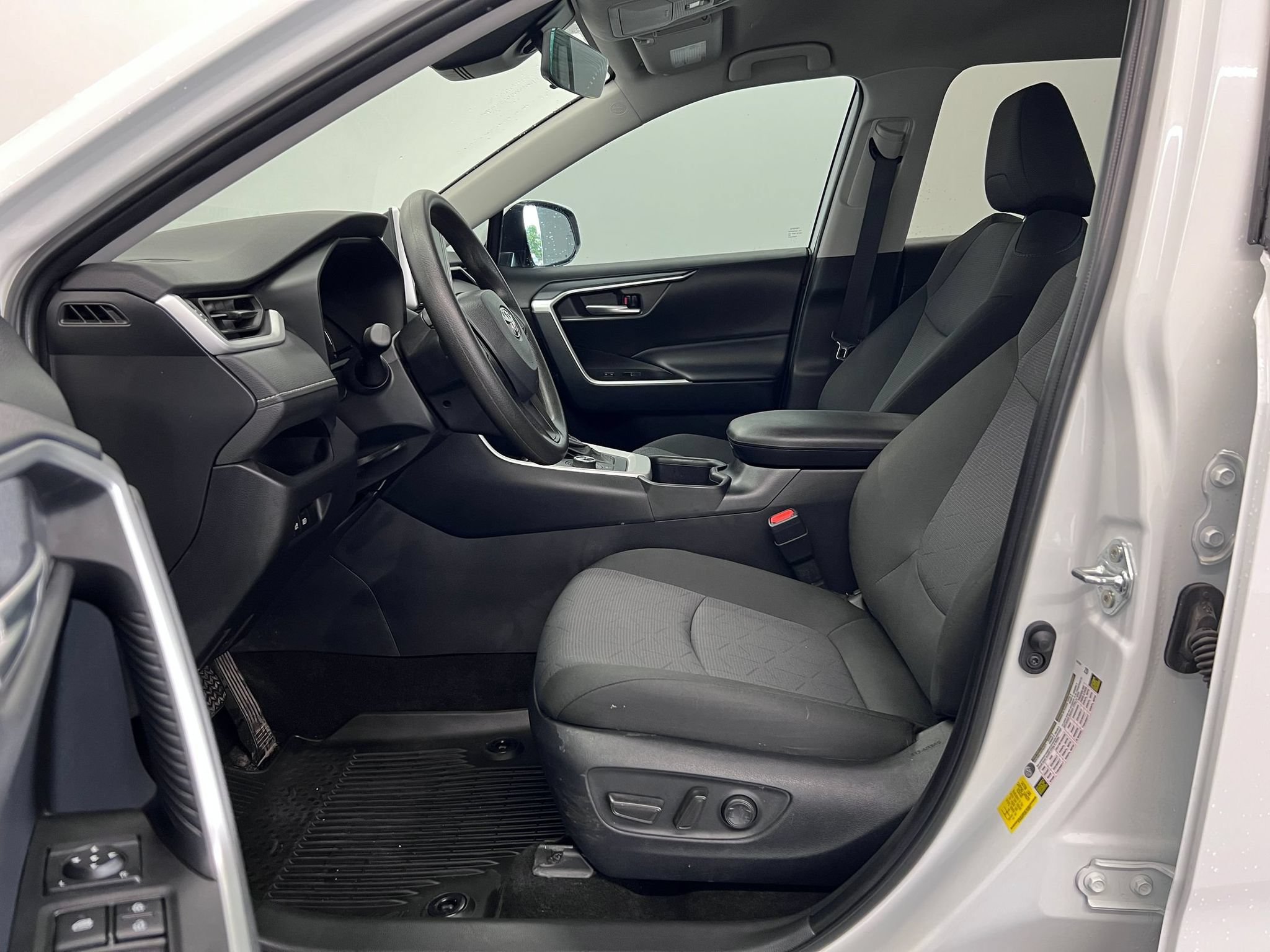 Used 2025 Toyota RAV4 XLE AWD/4WD image 5