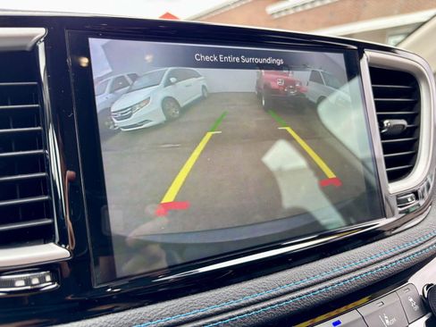 Used 2021 Chrysler Pacifica Touring-L FWD image 4