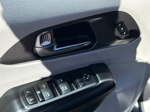 Used 2024 Chrysler Pacifica Touring-L image 25