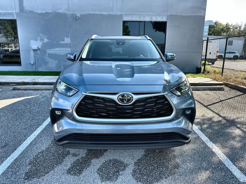Used 2022 Toyota Highlander XLE FWD image 12