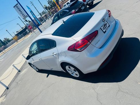 Used 2017 Kia Forte LX FWD image 4