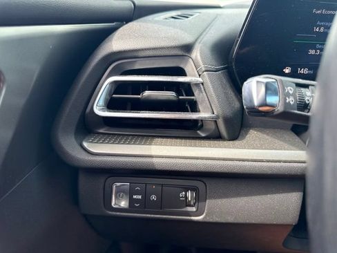 Used 2025 Chevrolet Traverse LT FWD image 9