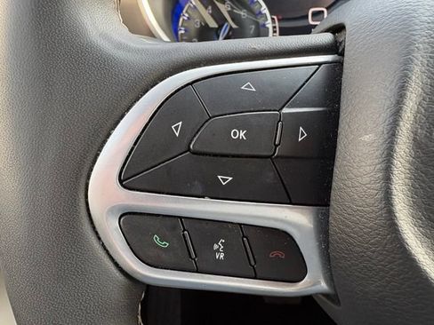 Used 2024 Chrysler Pacifica Touring-L FWD image 24