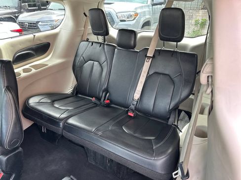 Used 2022 Chrysler Pacifica Touring-L FWD image 20