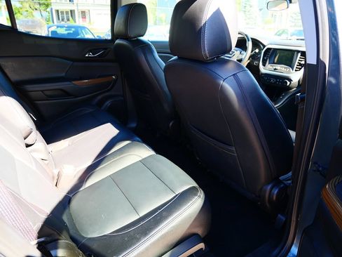 Used 2019 GMC Acadia SLE AWD/4WD image 25