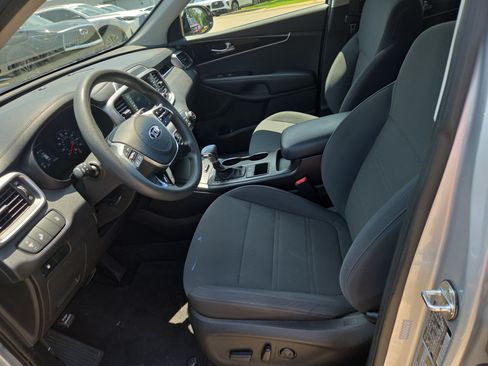 Used 2019 Kia Sorento FWD V6 image 5