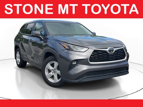 Used 2023 Toyota Highlander LE FWD image 1