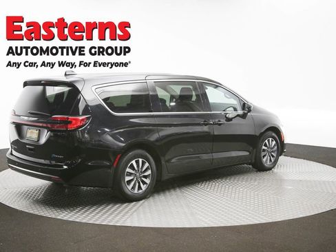 Used 2024 Chrysler Pacifica Select image 42