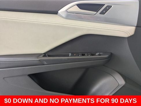 Used 2025 Volkswagen Taos SE FWD image 11