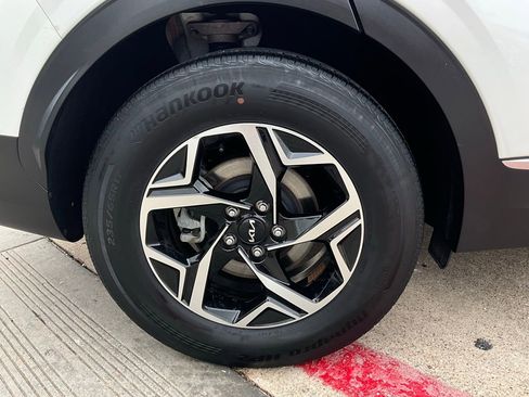 Used 2025 Kia Sportage LX image 9