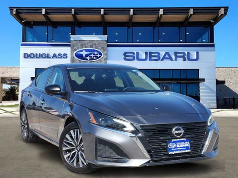 Used 2024 Nissan Altima 2.5 SV FWD image 1