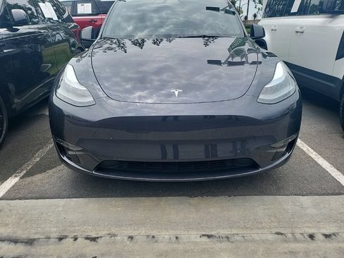 Used 2024 Tesla Model Y Long Range AWD/4WD image 2