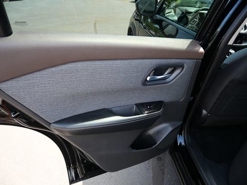 Used 2022 Nissan Rogue SV AWD/4WD image 17