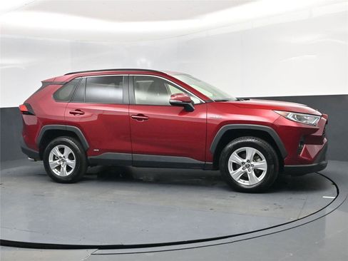 Used 2020 Toyota RAV4 XLE w/ Convenience Package image 2