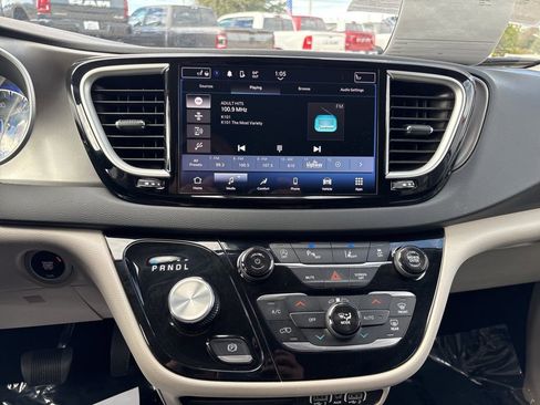 Used 2024 Chrysler Pacifica Touring-L FWD image 30