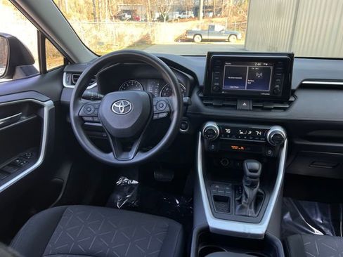 Used 2020 Toyota RAV4 XLE image 17