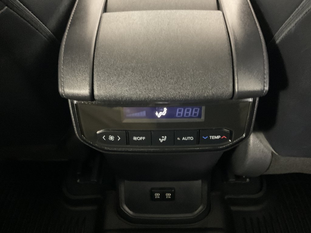 Used 2020 Toyota Highlander XLE AWD/4WD image 12