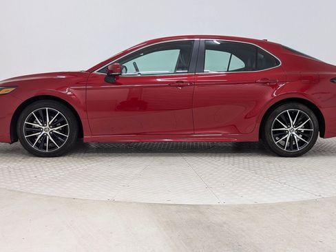 Used 2023 Toyota Camry SE image 2
