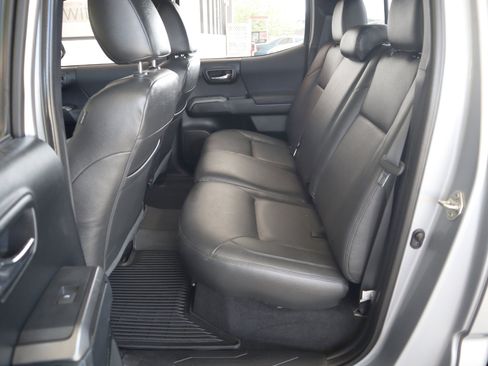 Used 2018 Toyota Tacoma TRD Sport image 21