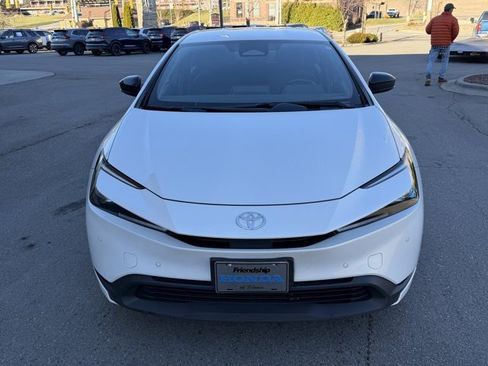 Used 2023 Toyota Prius LE image 3