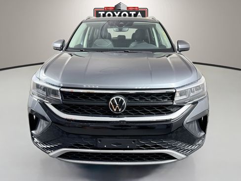 Used 2023 Volkswagen Taos SE w/ Panoramic Sunroof Package AWD/4WD image 2