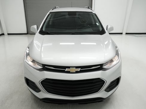 Used 2019 Chevrolet Trax LT w/ LT Convenience Package FWD image 2