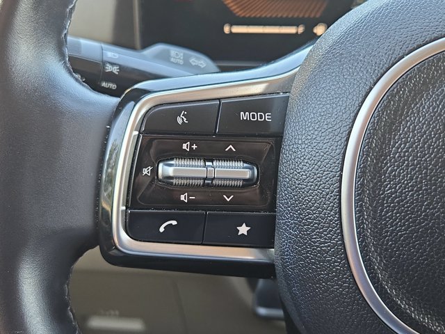 Used 2025 Kia Carnival FWD image 21