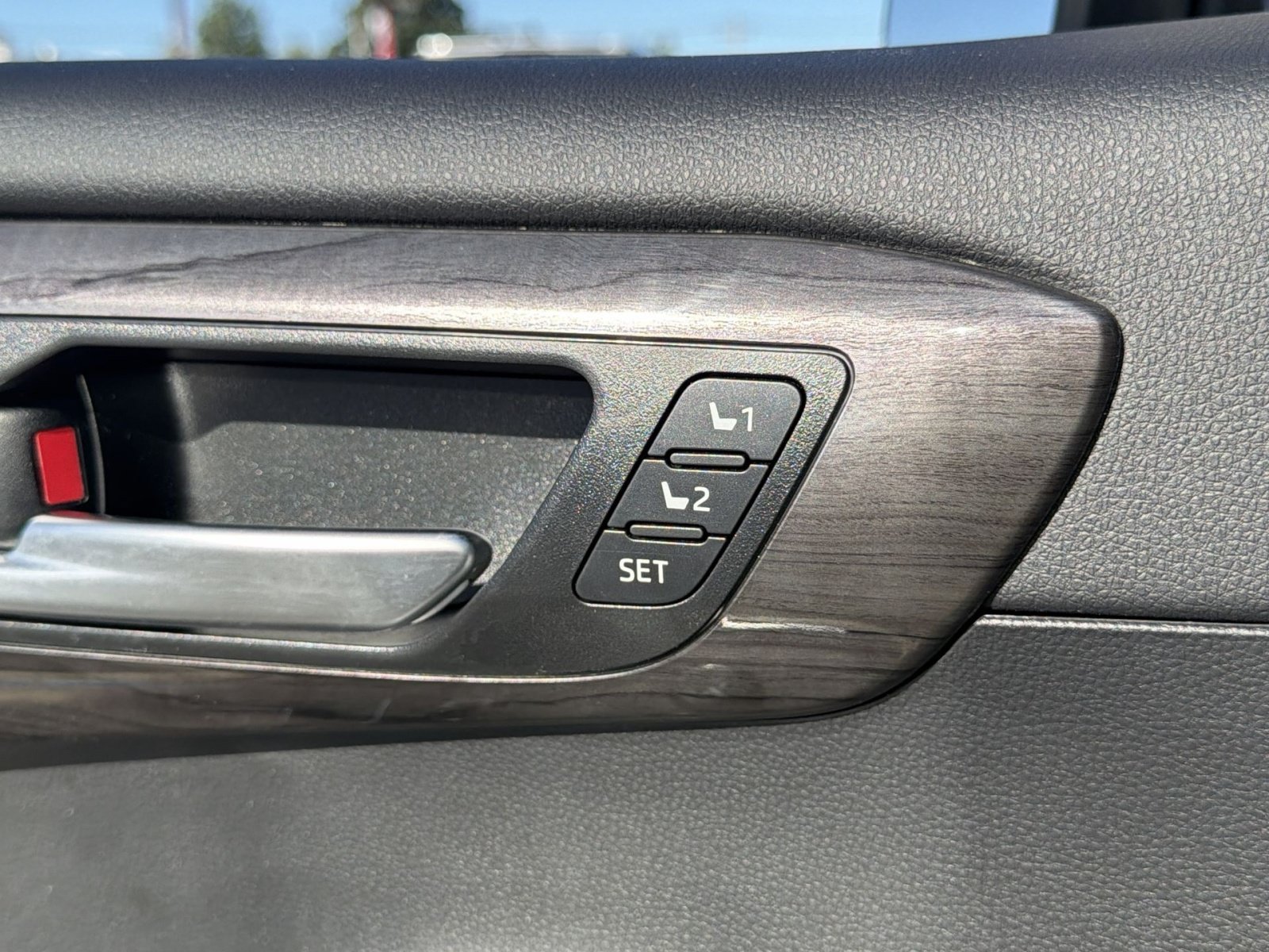 Used 2023 Toyota Highlander Limited FWD image 37