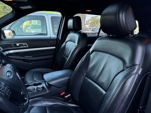 Used 2017 Ford Explorer XLT w/ Equipment Group 202A AWD/4WD image 11