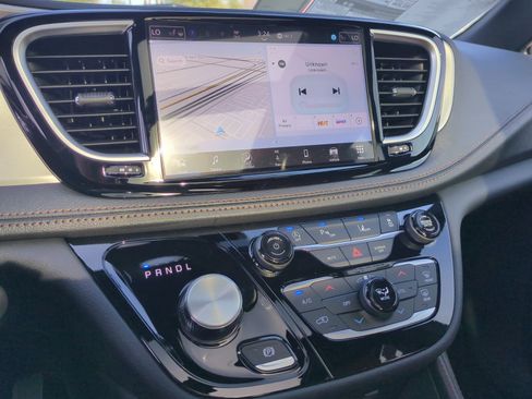 New 2026 Chrysler Pacifica Pinnacle image 12