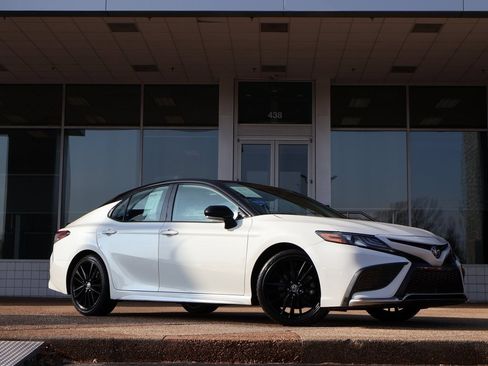 Used 2022 Toyota Camry XSE image 2