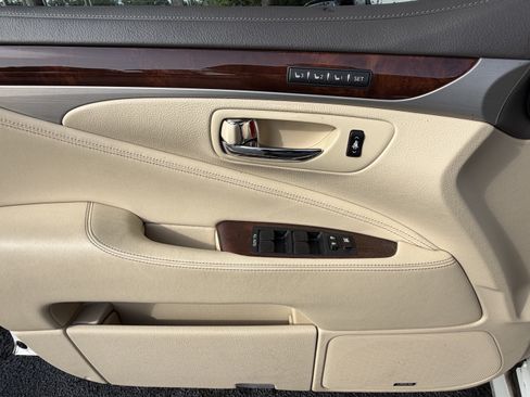 Used 2013 Lexus LS 460 w/ Comfort Pkg RWD image 13