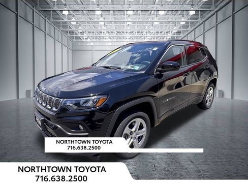Used 2023 Jeep Compass Latitude w/ Convenience Group AWD/4WD image 1